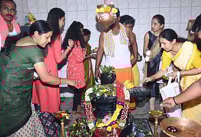 ಮಹಾಶಿವರಾತ್ರಿ  ನಿಮಿತ್ತ ಧಾರವಾಡದ  ವಿವಿಧ  ದೇವಸ್ಥಾನಗಳಲ್ಲಿ ಈಶ್ವರನ  ಪೂಜೆ  ನಡೆಯಿತು ಚಿತ್ರ: ಬಿ.ಎಂ ಕೇದಾರನಾಥ