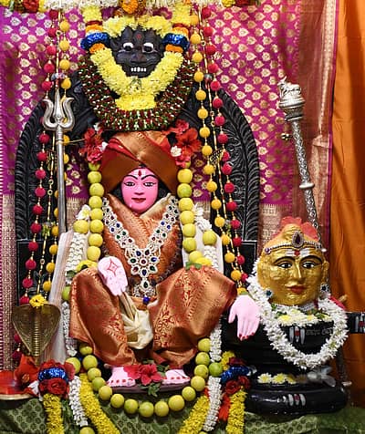 ಮಹಾಶಿವರಾತ್ರಿ  ನಿಮಿತ್ತ ಧಾರವಾಡದ  ವಿವಿಧ  ದೇವಸ್ಥಾನಗಳಲ್ಲಿ ಈಶ್ವರನ  ಪೂಜೆ  ನಡೆಯಿತು ಚಿತ್ರ: ಬಿ.ಎಂ ಕೇದಾರನಾಥ