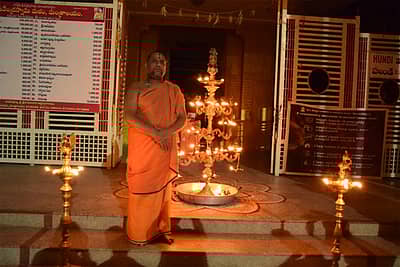ಮಂತ್ರಾಲಯದಲ್ಲಿ ಶ್ರೀಮಠದ ಪೀಠಾಧಿಪತಿ ಶ್ರೀ ಸುಬುಧೇಂದ್ರ ಸ್ವಾಮೀಜಿ ಅವರು ಮಠದ ಮಹಾದ್ವಾರದ ಹತ್ತಿರ ದೀಪ‌ ಬೆಳಗಿಸಿದರು