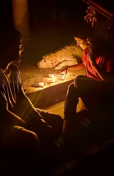 ಪತ್ನಿ ಹಾಗೂ ಬಾಲಿವುಡ್‌ ನಟಿ ಅನುಷ್ಕಾ ಶರ್ಮಾ ಜೊತೆ ದೀಪ ಬೆಳಗಿದ ವಿರಾಟ್‌ ಕೊಹ್ಲಿ