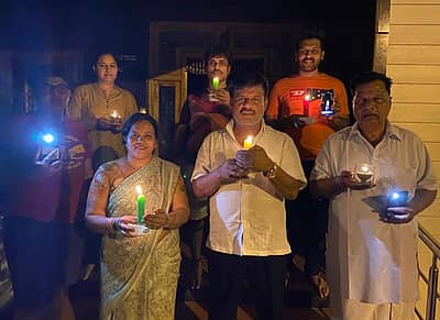 ಕುಟುಂಬದ ಜೊತೆ ದೀಪ ಬೆಳಗಿದ ವಿಧಾನ ಪರಿಷತ್ ಸದಸ್ಯ ಸಂದೇಶ ನಾಗರಾಜು, ಸಂದೇಶ ಸ್ವಾಮಿ