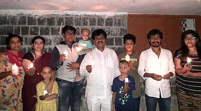 ಬಿಜೆಪಿ ಮುಖಂಡ ಅಂಬಾರಾಯ ಅಷ್ಟಗಿ ಹಾಗೂ ಕುಟುಂಬ ಸದಸ್ಯರು ಕಲಬುರ್ಗಿಯಲ್ಲಿ ದೀಪ ಬೆಳಗಿದರು