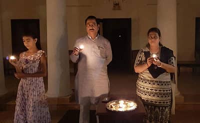 ಕೇಂದ್ರ ಸಚಿವ ಪ್ರಲ್ಹಾದ ಜೋಶಿ ತಮ್ಮ ಕುಟುಂಬದ ಸದಸ್ಯರ ಜೊತೆಗೂಡಿ ದೀಪ ಬೆಳೆಗಿದ ಕ್ಷಣ