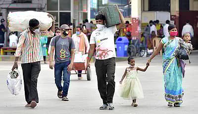 ಬೆಂಗಳೂರಿನ ಮೆಜೆಸ್ಟಿಕ್ ಬಸ್ ನಿಲ್ದಾಣದಲ್ಲಿ ಮಂಗಳವಾರ ತಮ್ಮೂರಿಗೆ ತೆರಳಲು ಬಂದಿದ್ದ ಪ್ರಯಾಣಿಕರ ಭಾವ ಭಂಗಿ
