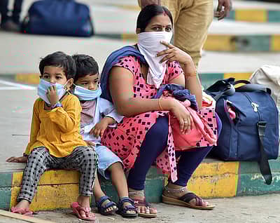 ಬೆಂಗಳೂರಿನ ಮೆಜೆಸ್ಟಿಕ್ ಬಸ್ ನಿಲ್ದಾಣದಲ್ಲಿ ಮಂಗಳವಾರ ತಮ್ಮೂರಿಗೆ ತೆರಳಲು ಬಂದಿದ್ದ ಪ್ರಯಾಣಿಕರ ಭಾವ ಭಂಗಿ