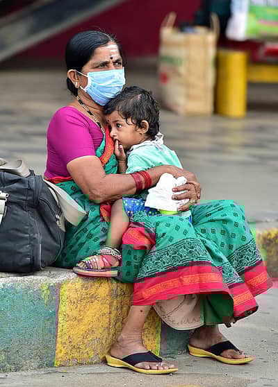 ಬೆಂಗಳೂರಿನ ಮೆಜೆಸ್ಟಿಕ್ ಬಸ್ ನಿಲ್ದಾಣದಲ್ಲಿ ಮಂಗಳವಾರ ತಮ್ಮೂರಿಗೆ ತೆರಳಲು ಬಂದಿದ್ದ ಪ್ರಯಾಣಿಕರ ಭಾವ ಭಂಗಿ