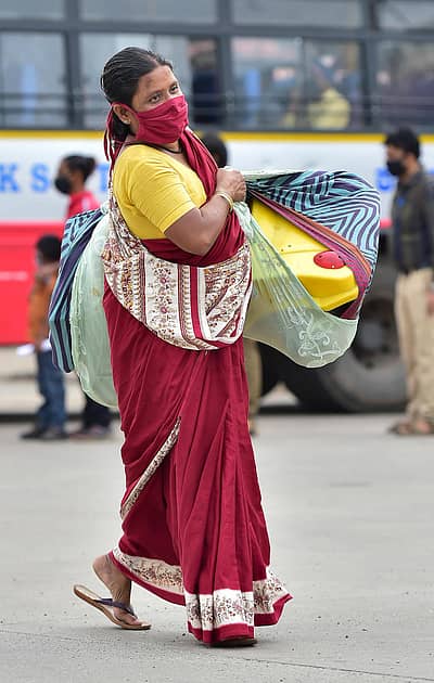 ಬೆಂಗಳೂರಿನ ಮೆಜೆಸ್ಟಿಕ್ ಬಸ್ ನಿಲ್ದಾಣದಲ್ಲಿ ಮಂಗಳವಾರ ತಮ್ಮೂರಿಗೆ ತೆರಳಲು ಬಂದಿದ್ದ ಪ್ರಯಾಣಿಕರ ಭಾವ ಭಂಗಿ