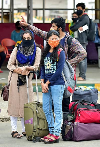 ಬೆಂಗಳೂರಿನ ಮೆಜೆಸ್ಟಿಕ್ ಬಸ್ ನಿಲ್ದಾಣದಲ್ಲಿ ಮಂಗಳವಾರ ತಮ್ಮೂರಿಗೆ ತೆರಳಲು ಬಂದಿದ್ದ ಪ್ರಯಾಣಿಕರ ಭಾವ ಭಂಗಿ