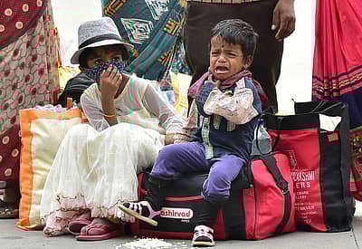 ಬೆಂಗಳೂರಿನ ಮೆಜೆಸ್ಟಿಕ್ ಬಸ್ ನಿಲ್ದಾಣದಲ್ಲಿ ಮಂಗಳವಾರ ತಮ್ಮೂರಿಗೆ ತೆರಳಲು ಬಂದಿದ್ದ ಪ್ರಯಾಣಿಕರ ಭಾವ ಭಂಗಿ