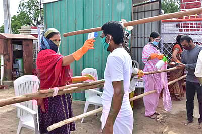 ಕಲಬುರ್ಗಿಯ ಶರಣಬಸವೇಶ್ವರ ದರ್ಶನಕ್ಕೆ ಬಂದ ಭಕ್ತರು