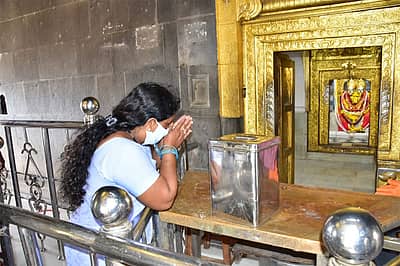 ಕಲಬುರ್ಗಿಯ ಐತಿಹಾಸಿಕ ಶರಣಬಸವೇಶ್ವರ ದೇವಸ್ಥಾನದಲ್ಲಿ ನೂರಾರು ಭಕ್ತರುದೇವರ ದರ್ಶನ ಪಡೆದರು