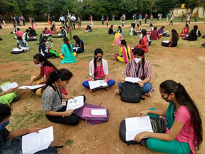 ಓದಿನಲ್ಲಿ ನಿರತರಾಗಿರುವ ವಿದ್ಯಾರ್ಥಿನಿಯರು