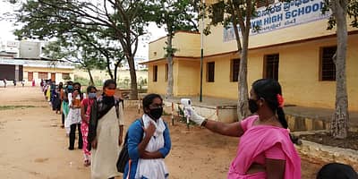 ಚಿಕ್ಕಬಳ್ಳಾಪುರದಲ್ಲಿ ಪರೀಕ್ಷಾ ಕೇಂದ್ರವೊಂದರಲ್ಲಿ ವಿದ್ಯಾರ್ಥಿಗಳನ್ನು ಥರ್ಮಲ್ ಸ್ಕ್ರೀನಿಂಗ್ ಸಾಧನದಿಂದ ಪರೀಕ್ಷಿಸಲಾಯಿತು.