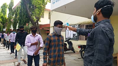 ರಾಯಚೂರಿನ ಟ್ಯಾಗೋರ್ ಪದವಿ ಮಹಾವಿದ್ಯಾಲಯದಲ್ಲಿ ಪಿಯು ಪರೀಕ್ಷೆ ಬರೆಯುವ ವಿದ್ಯಾರ್ಥಿಗಳಿಗೆ ಥರ್ಮಲ್‌ ತಪಾಸಣೆ