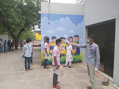 ಬಾಗಲಕೋಟೆ: ದ್ವಿತೀಯ ಪಿಯುಸಿ ಇಂಗ್ಲಿಷ್ ಪರೀಕ್ಷೆ ಬರೆಯಲು ಗುರುವಾರ ಬಾಗಲಕೋಟೆಯ ನವನಗರದ ಕಾಳಿದಾಸ ಶಿಕ್ಷಣ ಸಂಸ್ಥೆಯ ಪರೀಕ್ಷಾ ಕೇಂದ್ರಕ್ಕೆ ಬಂದ ವಿದ್ಯಾರ್ಥಿಗಳನ್ನು ಆರೋಗ್ಯ ಇಲಾಖೆ ಸಿಬ್ಬಂದಿ ಥರ್ಮಲ್ ಸ್ಕ್ಯಾನಿಂಗ್‌ಗೆ ಒಳಪಡಿಸಿದರು.