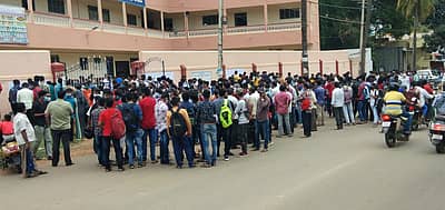 ತುಮಕೂರಿನ ಸಿದ್ದಗಂಗಾ ಕಾಲೇಜು ಆವರಣದಲ್ಲಿ ವಿದ್ಯಾರ್ಥಿಗಳು ಗುಂಪು ಗುಂಪಾಗಿ ನಿಂತಿರುವ ದೃಶ್ಯ ಕಂಡುಬಂತು