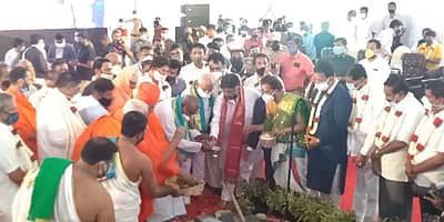 ಕೆಂಪೇಗೌಡರ ಬೃಹತ್ ಪ್ರತಿಮೆ ಕಾಮಗಾರಿಗೆ ಮುಖ್ಯಮಂತ್ರಿ ಬಿ.ಎಸ್.ಯಡಿಯೂರಪ್ಪ, ಜೆಡಿಎಸ್ ವರಿಷ್ಠ ಎಚ್.ಡಿ.ದೇವೆಗೌಡ, ಕೆಪಿಸಿಸಿ ಅಧ್ಯಕ್ಷ ಡಿ.ಕೆ.ಶಿವಕುಮಾರ್ ಗುದ್ದಲಿ ಪೂಜೆ ನೆರವೇರಿಸಿದರು.