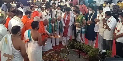 ಕೆಂಪೇಗೌಡರ ಬೃಹತ್ ಪ್ರತಿಮೆ ಕಾಮಗಾರಿಗೆ ಮುಖ್ಯಮಂತ್ರಿ ಬಿ.ಎಸ್.ಯಡಿಯೂರಪ್ಪ, ಜೆಡಿಎಸ್ ವರಿಷ್ಠ ಎಚ್.ಡಿ.ದೇವೆಗೌಡ, ಕೆಪಿಸಿಸಿ ಅಧ್ಯಕ್ಷ ಡಿ.ಕೆ.ಶಿವಕುಮಾರ್ ಗುದ್ದಲಿ ಪೂಜೆ ನೆರವೇರಿಸಿದರು.