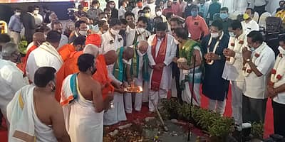 ಕೆಂಪೇಗೌಡರ ಬೃಹತ್ ಪ್ರತಿಮೆ ಕಾಮಗಾರಿಗೆ ಮುಖ್ಯಮಂತ್ರಿ ಬಿ.ಎಸ್.ಯಡಿಯೂರಪ್ಪ, ಜೆಡಿಎಸ್ ವರಿಷ್ಠ ಎಚ್.ಡಿ.ದೇವೆಗೌಡ, ಕೆಪಿಸಿಸಿ ಅಧ್ಯಕ್ಷ ಡಿ.ಕೆ.ಶಿವಕುಮಾರ್ ಗುದ್ದಲಿ ಪೂಜೆ ನೆರವೇರಿಸಿದರು.