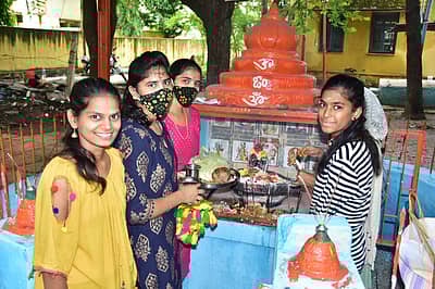 ಕಲಬುರ್ಗಿಯಲ್ಲಿ ಶನಿವಾರ ನಾಗರಮೂರ್ತಿಗೆ ಪೂಜೆ ಸಲ್ಲಿಸಿದ ಯುವತಿಯರು