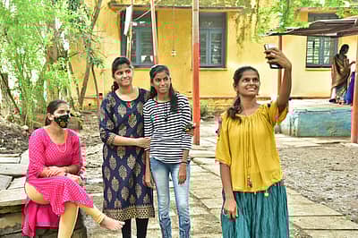 ಕಲಬುರ್ಗಿಯ ನಾಗರಕಟ್ಟೆಯಲ್ಲಿ ಯುವತಿಯರ ಸೆಲ್ಫಿ ಸಂಭ್ರಮ