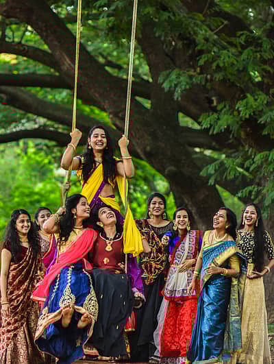 ಹುಬ್ಬಳ್ಳಿಯ ಅಶೋಕನಗರದಲ್ಲಿರುವ ಮಾರುತಿ ದೇವಸ್ಥಾನದ ಸಮೀಪ ಶನಿವಾರ ನಾಗರ ಪಂಚಮಿ ಹಬ್ಬದ ಅಂಗವಾಗಿ ಸಂಭ್ರಮದಿಂದ ಯುವತಿಯರು ಜೋಕಾಲಿ ಆಡುತ್ತಿರುವುದು – ಪ್ರಜಾವಾಣಿ ಚಿತ್ರ: ತಾಜುದ್ದೀನ್ ಆಜಾದ