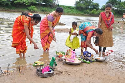 ನಾಗರ ಪಂಚಮಿ ಪ್ರಯುಕ್ತ ಹಾವೇರಿ ತಾಲ್ಲೂಕು ಸಮೀಪದ ವರದಾ ನದಿಯಲ್ಲಿ ಮಹಿಳೆಯರು ಸಂಭ್ರಮದಿಂದ ಗಂಗಾಪೂಜೆ ನೆರೆವೇರಿಸಿದರು