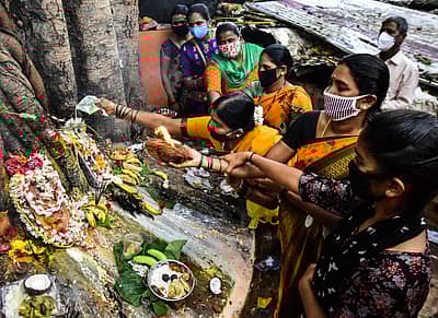 ಹುಬ್ಬಳ್ಳಿಯ ಸ್ಟೇಶನ್ ರಸ್ತೆಯ ಈಶ್ವರ ದೇವಸ್ಥಾನದಲ್ಲಿ ಶನಿವಾರ ಮಹಿಳೆಯರು ನಾಗಪ್ಪನ ಮೂರ್ತಿಗೆ ಹಾಲೆರೆದು ಪೂಜೆ ಮಾಡಿದರು- ಪ್ರಜಾವಾಣಿ ಚಿತ್ರ/ತಾಜುದ್ದೀನ ಆಜಾದ್‌