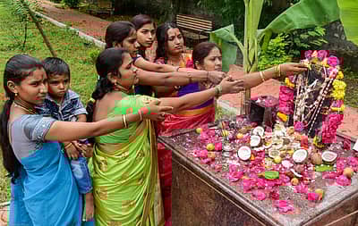 ಕಲಬುರ್ಗಿಯ ಐವಾನ್-ಇ-ಶಾಹಿ ಬಡಾವಣೆಯಲ್ಲಿ ಮಹಿಳೆಯರು ಶನಿವಾರ ನಾಗ ಪಂಚಮಿ ಪ್ರಯುಕ್ತ ನಾಗರ ಕಲ್ಲಿಗೆ ಹಾಲನ್ನು ಎರೆದರು. - Photo/ Prashanth HG