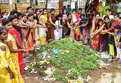 ಕಲಬುರ್ಗಿಯ ಪ್ರಶಾಂತ ನಗರದ ಹನ್ನೆರಡು ಜ್ಯೋತಿರ್ಲಿಂಗ ದೇವಸ್ಥಾನದಲ್ಲಿ ಮಹಿಳೆಯರು ಶನಿವಾರ ನಾಗ ಪಂಚಮಿ ಪ್ರಯುಕ್ತ ನಾಗರ ಹುತ್ತಕ್ಕೆ ಹಾಲನ್ನು ಎರೆದರು. - Photo/ Prashanth HG