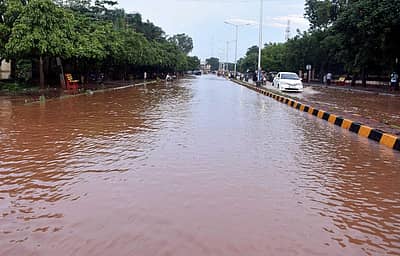 ಬೀದರ್‌ನ ಜಿಲ್ಲಾ ನ್ಯಾಯಾಲಯದ ಮುಂಭಾಗದ ರಸ್ತೆ ಮೇಲೆ ಸಂಗ್ರಹವಾಗಿದ್ದ ಮಳೆ ನೀರು