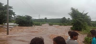 ಯಾದಗಿರಿ ತಾಲ್ಲೂಕಿನ ಯರಗೋಳ ಸಮೀಪದ ಬಾಚವಾರ ಗ್ರಾಮದಲ್ಲಿ ಮಳೆಯಿಂದಾಗಿ ಯಾದಗಿರಿ ಸಂಪರ್ಕ ಕಲ್ಪಿಸುವ ಪ್ರಮುಖ ರಸ್ತೆ ಮೇಲೆ ನೀರು ಹರಿಯುತ್ತಿದೆ