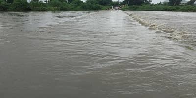 ಯಾದಗಿರಿ ತಾಲ್ಲೂಕಿನ ಯರಗೋಳ ಸಮೀಪದ ಚಾಮನಳ್ಳಿ ಗ್ರಾಮದ ರಸ್ತೆ ಮೇಲೆ ನೀರು ಹರಿಯುತ್ತಿದೆ