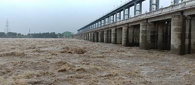 ಭೀಮಾ ಜಲಾನಯನ ಪ್ರದೇಶದಲ್ಲಿ ವ್ಯಾಪಕ ಮಳೆಯಾಗುತ್ತಿರುವುದರಿಂದ ಮಹಾರಾಷ್ಟ್ರದ ಉಜನಿ ಮತ್ತು ವೀರ್ ಜಲಾಶಯದಿಂದ ಹೆಚ್ಚಿನ ಪ್ರಮಾಣದಲ್ಲಿ ನೀರು ಭೀಮಾ ನದಿಗೆ ಬಿಟ್ಟಿರುವುದರಿಂದ ಸೊನ್ನ ಬ್ಯಾರೇಜಿಗೆ 1,98,000 ಕ್ಯುಸೆಕ್ ನೀರು ಒಳ ಹರಿವಾಗಿ ಬರುತ್ತಿದೆ.