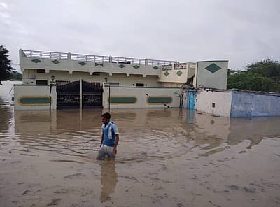 ಕಲಬುರ್ಗಿ ಜಿಲ್ಲೆ ವಾಡಿ ಬಳಿಯ ಭೀಮಾ ನದಿಯ ಪ್ರವಾಹಕ್ಕೆ ನಲುಗಿದ ಕಡಬೂರು ಸಂಪೂರ್ಣ ಜಲಾವೃತವಾಗಿರುವ ದೃಶ್ಯ