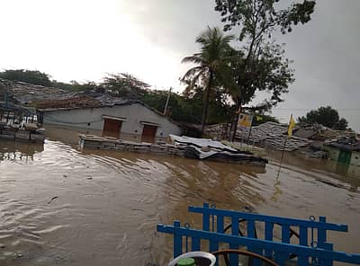 ಕಲಬುರ್ಗಿ ಜಿಲ್ಲೆ ವಾಡಿ ಬಳಿಯ ಭೀಮಾ ನದಿಯ ಪ್ರವಾಹಕ್ಕೆ ನಲುಗಿದ ಕಡಬೂರು ಸಂಪೂರ್ಣ ಜಲಾವೃತವಾಗಿರುವ ದೃಶ್ಯ