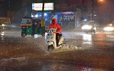 ಮಂಗಳವಾರ ಸಂಜೆ ಬೆಂಗಳೂರಿನ ನಾಯಂಡಹಳ್ಳಿಯಲ್ಲಿ ಸುರಿದ ಮಳೆಯಲ್ಲಿ ಸಂಚರಿಸಿದ ವಾಹನಗಳು