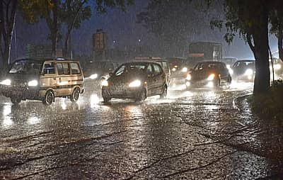 ಮಂಗಳವಾರ ಸಂಜೆ ಬೆಂಗಳೂರಿನ ನಾಯಂಡಹಳ್ಳಿಯಲ್ಲಿ ಸುರಿದ ಮಳೆಯಲ್ಲಿ ಸಂಚರಿಸಿದ ವಾಹನಗಳು