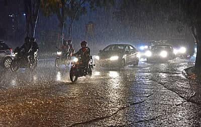 ಮಂಗಳವಾರ ಸಂಜೆ ಬೆಂಗಳೂರಿನ ನಾಯಂಡಹಳ್ಳಿಯಲ್ಲಿ ಸುರಿದ ಮಳೆಯಲ್ಲಿ ಸಂಚರಿಸಿದ ವಾಹನಗಳು