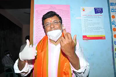 ಬಿಜೆಪಿ ಅಭ್ಯರ್ಥಿ ರಾಜೇಶ್ ಗೌಡ ಅವರು ಚಿರತಹಳ್ಳಿಯಲ್ಲಿ ಮತದಾನ‌ ಮಾಡಿದರು.