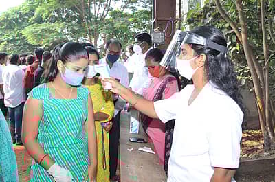 ಮತದಾರರಿಗೆ ಕೋವಿಡ್‌ ತಪಾಸಣೆ ನಡೆಸಲಾಯಿತು.