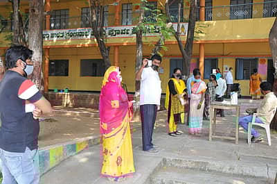 ಮತದಾರರು ಸಾಲುಗಟ್ಟಿ ನಿಂತಿರುವ ದೃಶ್ಯ