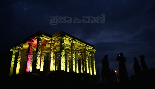 Photos: ‘ಹಂಪಿ ಉತ್ಸವ’ ಸ್ಮಾರಕಗಳಿಗೆ ವಿದ್ಯುತ್‌ ದೀಪಾಲಂಕಾರ
