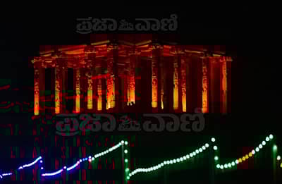 ‘ಹಂಪಿ ಉತ್ಸವ’ದ ಮುನ್ನ ದಿನವಾದ ಗುರುವಾರ ಸಂಜೆ ಹೊಸಪೇಟೆ ಸಮೀಪದ ಹಂಪಿ ಸ್ಮಾರಕಗಳಿಗೆ ವಿದ್ಯುತ್‌ ದೀಪಗಳಿಂದ ಅಲಂಕರಿಸಿರುವ ದೃಶ್ಯ.