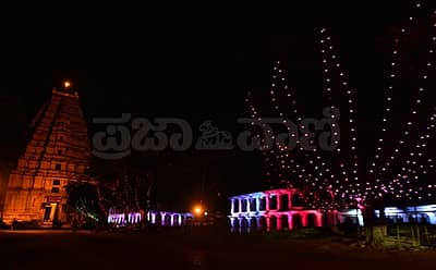 ‘ಹಂಪಿ ಉತ್ಸವ’ದ ಮುನ್ನ ದಿನವಾದ ಗುರುವಾರ ಸಂಜೆ ಹೊಸಪೇಟೆ ಸಮೀಪದ ಹಂಪಿ ಸ್ಮಾರಕಗಳಿಗೆ ವಿದ್ಯುತ್‌ ದೀಪಗಳಿಂದ ಅಲಂಕರಿಸಿರುವ ದೃಶ್ಯ.