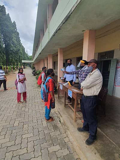 ಚಿಕ್ಕಮಗಳೂರಿನಲ್ಲಿ ವಿದ್ಯಾರ್ಥಿಗಳಿಗೆ ಕೋವಿಡ್‌ ತಪಾಸಣೆ ನಡೆಸಲಾಯಿತು