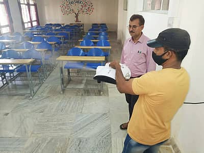 ಕಾರವಾರದ ಸ್ನಾತಕೋತ್ತರ ಅಧ್ಯಯನ ಕೇಂದ್ರದಲ್ಲಿ ಸ್ಯಾನಿಟೈಸ್ ಮಾಡುತ್ತಿರುವುದು