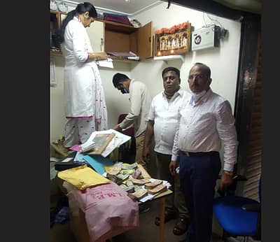 ಹಣದ ಬಗ್ಗೆ ಪರಿಶೀಲನೆ ನಡೆಸುತ್ತಿರುವ ಅಧಿಕಾರಿಗಳು