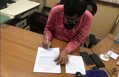 ದಾಖಲೆಗಳ ಬಗ್ಗೆ ಮಾಹಿತಿ ಕಲೆ ಹಾಕುತ್ತಿರುವ ಅಧಿಕಾರಿ