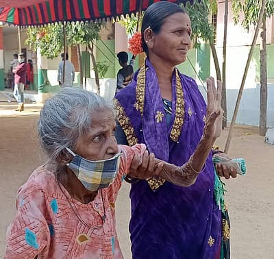 ಬಳ್ಳಾರಿ: 99 ವರ್ಷದ ಲಕ್ಷ್ಮಮ್ಮ ಮತ ಚಲಾವಣೆ